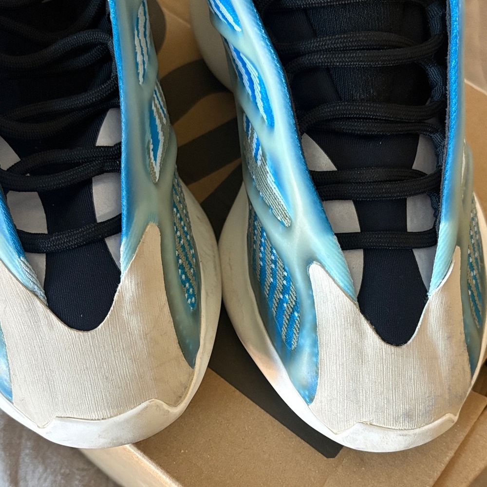 Yeezy 700 - Picture 2 of 10